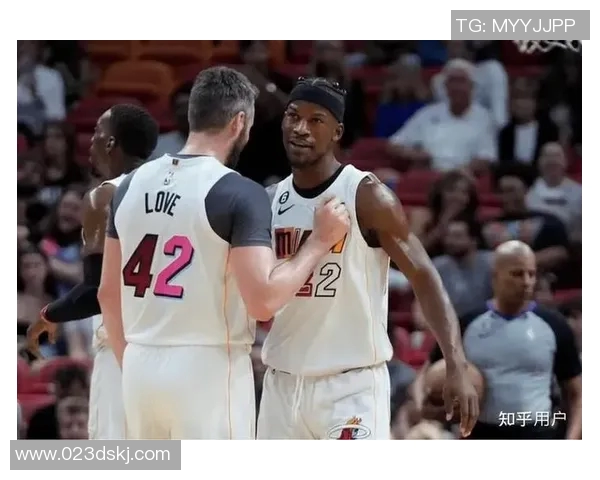 黄蜂与热火季后赛第三场激战回顾球员表现与战术分析全景呈现