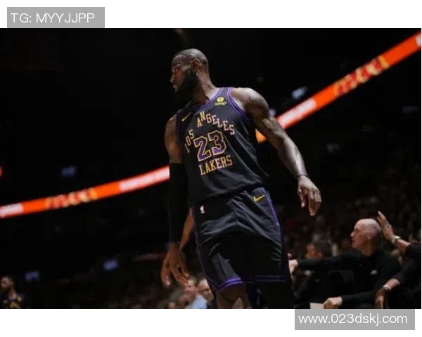 詹姆斯闪耀全场贡献40分10篮板7助攻湖人加时逆转勇士成功晋级季后赛